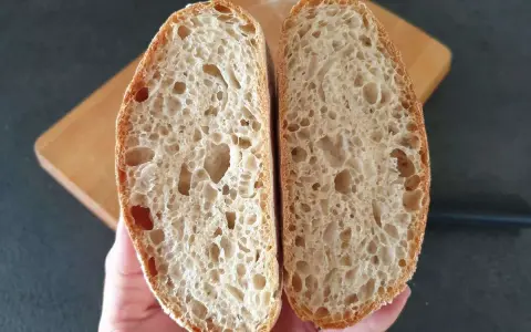 Mise en valeur de la mie aérée d'un pain de 1kg, parfait pour un temps de cuisson idéal.