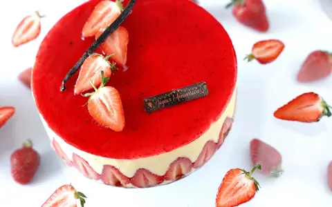 Gâteau fraisier à la crème mousseline, décoré de fraises fraîches et d'une gousse de vanille. Parfait pour une recette d'anniversaire.