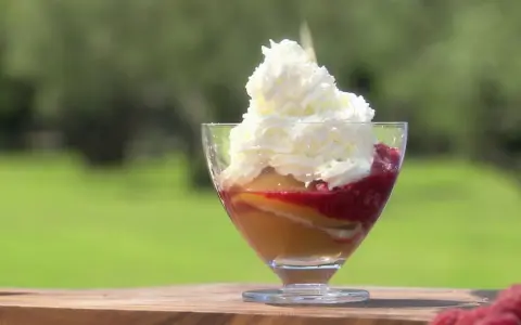 Un délicieux entremet pêche melba, avec sa crème onctueuse, sa compotée de fruits rouges et sa touche de pêche. Un régal pour les yeux et les papilles.