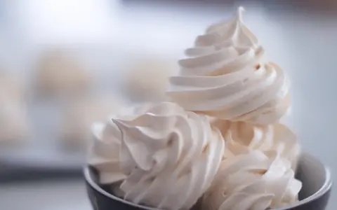 Délicieuses meringues françaises, parfaites pour une recette meringue française meilleur pâtissier. Légères et aériennes.