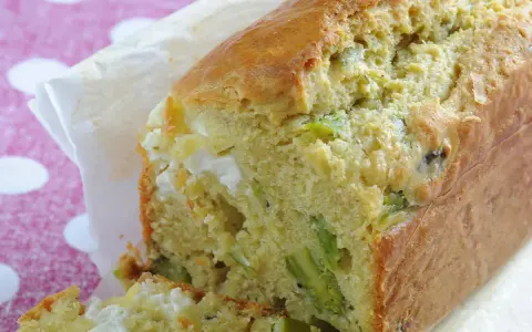 Savoureux cake salé à la période asperge verte et fromage frais, idéal pour un brunch printanier.