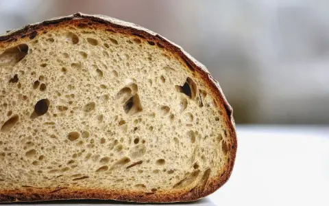 Tranche de pain artisanal à la mie aérée et à la croûte dorée. Pour savoir comment conserver le pain, il faut le garder à température ambiante.