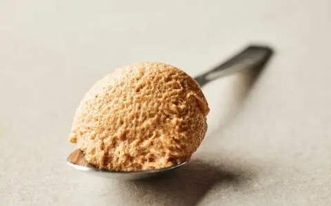 Une cuillère de mousse praliné, légère et aérienne, prête à fondre en bouche.