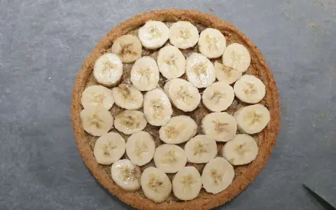 Tarte banoffee origine : rondelle de bananes sur une pâte sablée, prête à être dégustée.