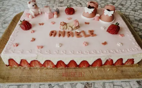 Fraisier rectangulaire pour 20 personnes, décoré d'un bébé endormi, de chaussons roses et du prénom "Anaële".