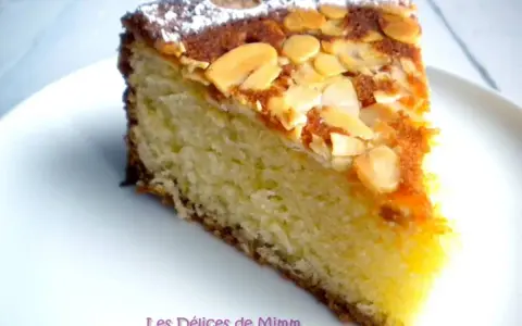 Une part de pain de gêne moelleux, garnie d'amandes effilées et saupoudrée de sucre glace. Un délice !