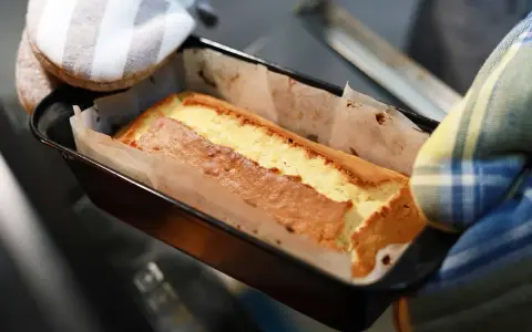 Un gâteau doré sort du four, sa pâte à gâteau parfaitement cuite dans son moule.