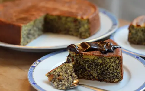 Tranche de gâteau pavot allemand, généreusement nappée de chocolat noir. Un délice à savourer.