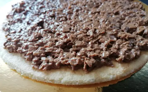 Gâteau à la génoise garni d'une généreuse couche de croustillant gavotte chocolat.