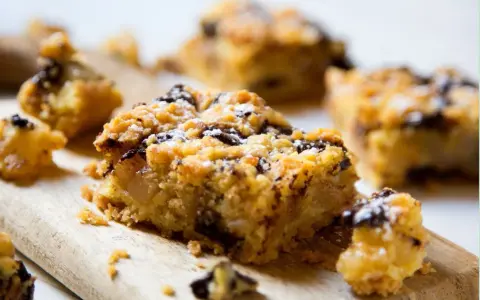 Délicieux crumble chocolat, avec sa pâte dorée et ses éclats de chocolat noir, saupoudré de sucre glace. Un vrai délice !