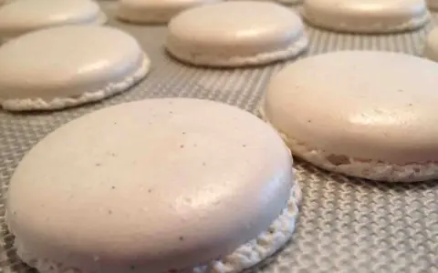 Douceurs délicates : des macarons meringue française blancs, parfaits et prêts à être dégustés.