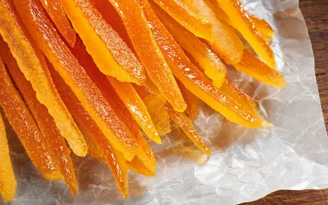 Bâtonnets d'oranges confites, une recette rapide pour un délice sucré et acidulé.