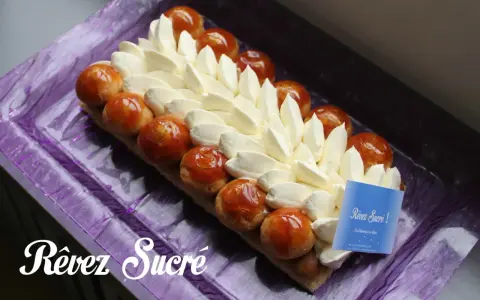 Un déliceux saint honoré rectangulaire, orné de crème onctueuse et de profiteroles caramélisées, prêt à être dégusté.