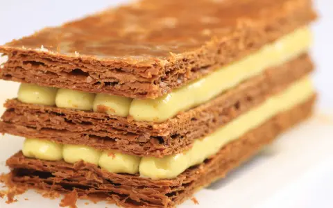 Un délicieux mille feuilles croustillant avec une crème pâtissière onctueuse.