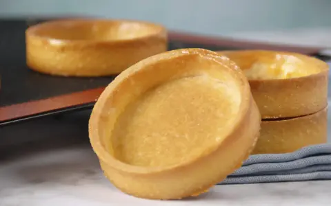 Des fonds de tartelettes dorés, prêts pour une recette pâte sucrée. Parfaits pour des desserts gourmands.