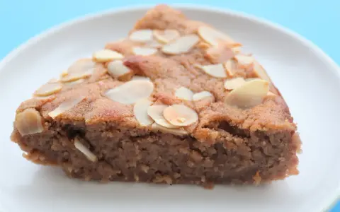 Tranche de gâteau aux amandes, parfaite pour une recette marron gourmande.