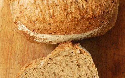 Un pain artisanal, avec une croûte dorée et une mie aérée, parfait pour apprendre comment obtenir un pain très alvéolé.