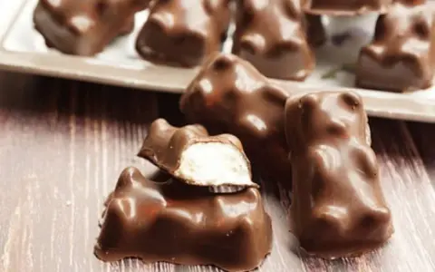 Délicieux oursons guimauve enrobés de chocolat, parfaits pour une recette gourmande. Un délice à croquer !