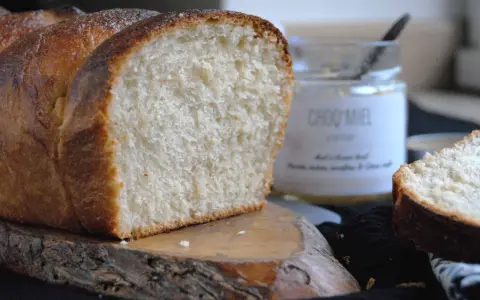Une belle brioche au levain avec une mie filante, prête à être tartinée de miel.