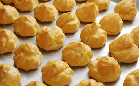 Une fournée de **meilleur choux à la crème** dorés et prêts à être garnir. Parfait pour un dessert gourmand.