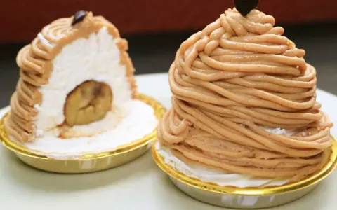 Deux délicieux mont blanc dessert, l'un coupé pour révéler une châtaigne entière au cœur de sa crème onctueuse.