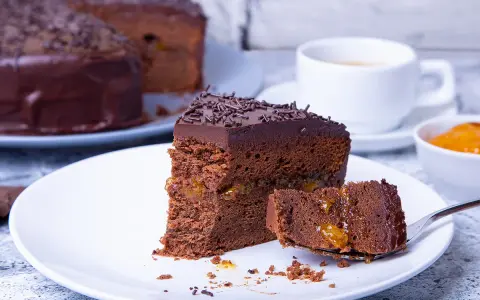Une part de Sachertorte, parfaite pour une recette gourmande, avec sa ganache au chocolat et sa confiture d'abricots.