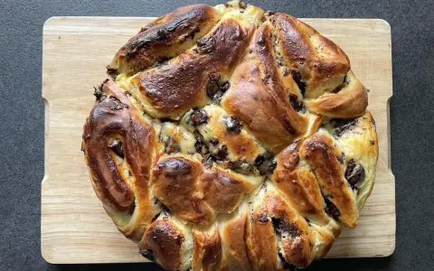 Gâteau chinois traditionnel au chocolat, doré et moelleux, prêt à être dégusté. Une recette gourmande pour le plaisir.