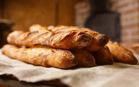 Baguettes dorées, croustillantes, prêtes à être dégustées. La température cuisson pain parfaite pour un goût authentique.