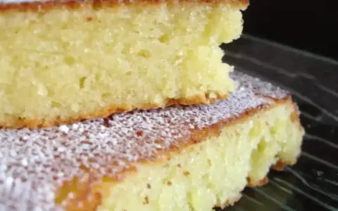 Tranches de gâteau moelleux à la pâte d'amande, saupoudrées de sucre glace.