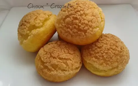 Quatre choux craquelin dorés et croustillants, prêts à être garnir.