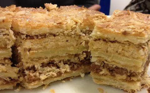 Gâteau feuilleté aux 2000 feuilles, une création gourmande de Pierre Hermé, aux couches croustillantes et à la crème onctueuse.