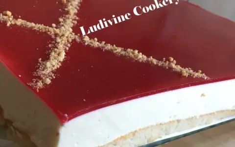 Un délicieux bavarois vanille avec un glaçage rouge vif et une touche croquante de miettes. Parfait pour une occasion spéciale !
