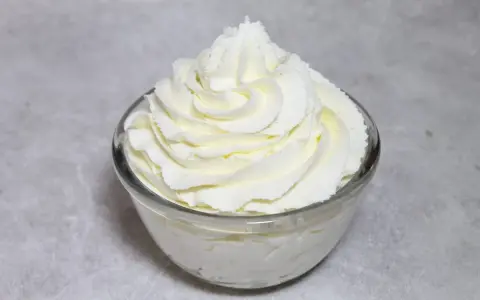 Chantilly aérienne, parfaitement montée au robot pâtissier, dans un bol en verre. Un délice pour les yeux et les papilles.
