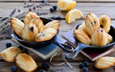 Délicieux biscuits madeleine aux myrtilles, préparés avec le Thermomix, sur fond de lavande et de citrons.