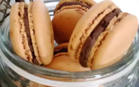 Délicieux macarons à la ganache chocolat, prêts à être dégustés dans un bocal en verre.