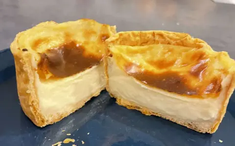 Flan pâtissier coupé en deux, montrant sa texture crémeuse. La cuisson en chaleur tournante ou pas, a donné une belle coloration dorée.