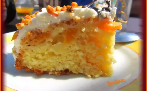 Tranche de gâteau moelleux avec des morceaux de pêche au sirop, nappage blanc et éclats d'amandes. Un délice fruité.