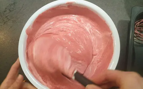 Préparation d'une délicieuse mousse aux fruits rouges, une astuce pour faire tenir une mousse sans gélatine. La texture est aérienne et onctueuse.