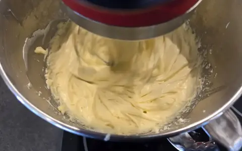 Un robot pâtissier mélange une crème onctueuse, prête à garnir vos desserts.