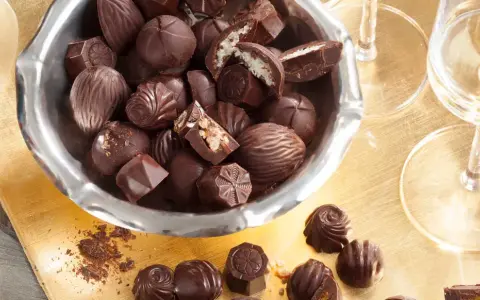 Assortiment de chocolats maison fourrés, certains à la noix de coco, d'autres aux fruits secs. Une invitation à la gourmandise.