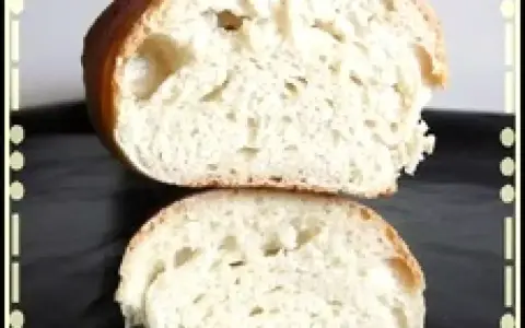 Pain poolish, une mie aérée et une croûte dorée. Parfait pour le cuisson le lendemain.