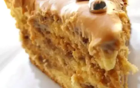 Tranche de gâteau moka café, avec glaçage onctueux et décorations gourmandes. Un délice pour les amateurs de café.