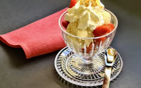 Glace vanille, fraises fraîches, chantilly et amandes effilées pour une délicieuse recette fraise melba.