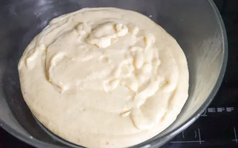 Crème pâtissière au beurre, onctueuse et parsemée de points de vanille, prête à garnir vos desserts.