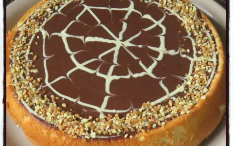 Gâteau génoise chocolat, ganache onctueuse, décor de chocolat blanc et éclats de noisettes. Un délice !