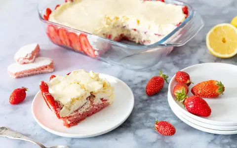 Un délicieux tiramisu fraise biscuit rose, garni de fruits frais et d'une crème onctueuse.