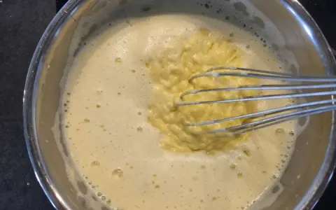 Préparation d'une crème diplomate à l'agar agar dans une casserole, fouet en action.