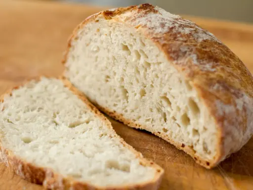 Pain artisanal tranché, la mie aérée témoigne d'une cuisson pain au four chaleur tournante parfaite.