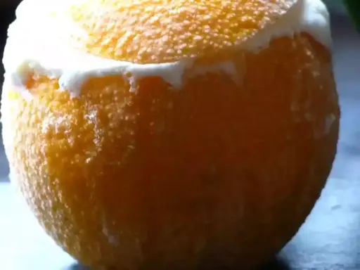 Une orange givrée, sa peau texturée recouverte de givre, promet une fraîcheur intense.