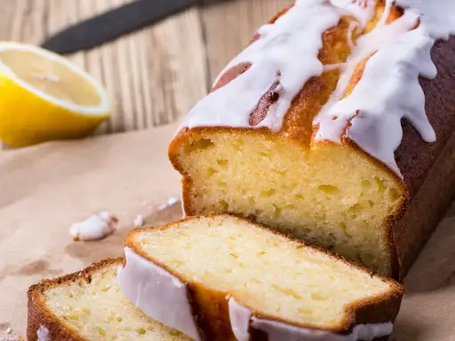 Un délicieux cake citron, glacé et moelleux, prêt à être dégusté. Une recette simple pour un plaisir garanti.